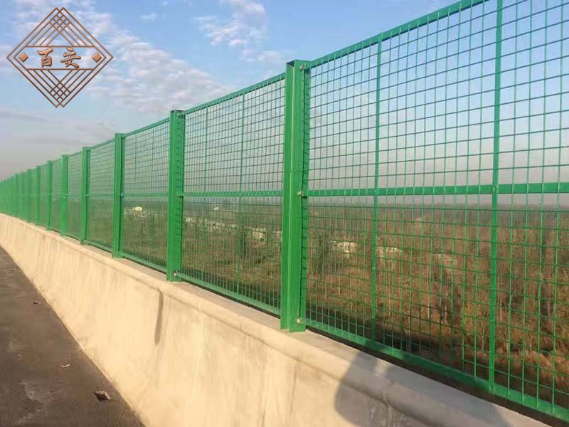绿色金属护栏网